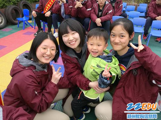 笑容像花儿一样绽放