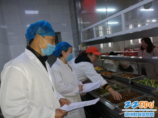 学校餐厅管理委员会检查食品卫生
