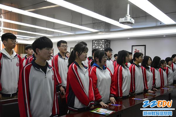 讲座在《歌唱祖国》中拉开序幕