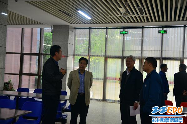 督导专家参观学校食堂