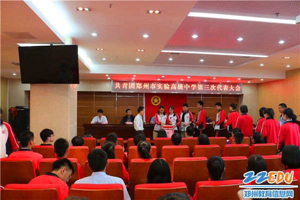 参会代表投下自己手中神圣的选票 _副本