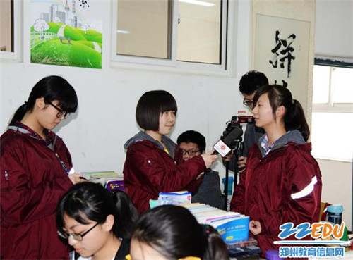 8课堂答记者问.jpg