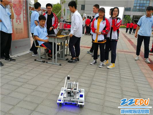 机器人社成员操控机器人