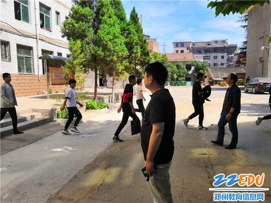 支教教师侯志昕午寝值班检查_副本