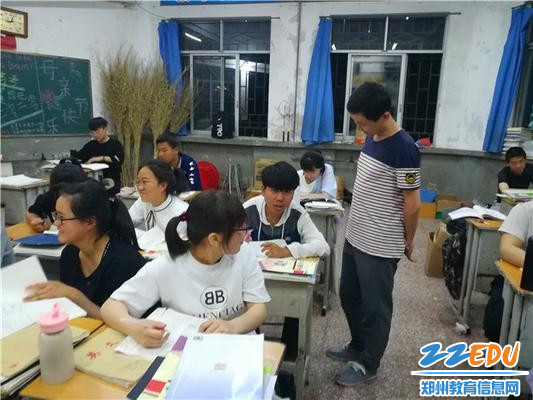 幽默的郭浩然老师善于活跃课堂气氛，激发学生学习兴趣_副本