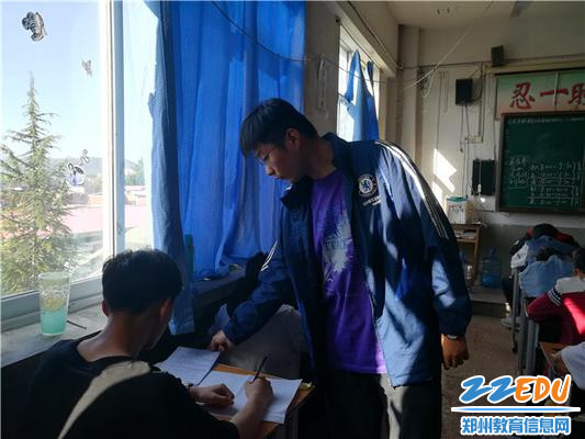 郑向前老师在开考后逐一核对学生填写的各项信息，确保不出现错误_副本