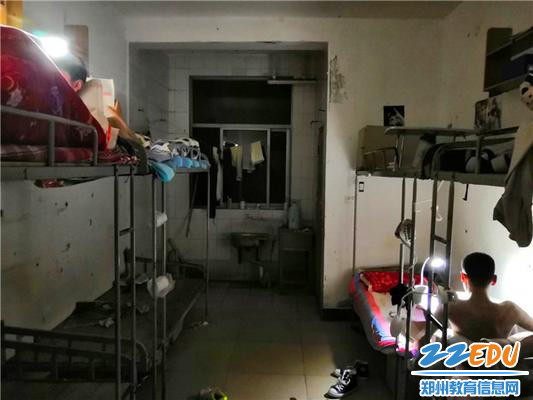 晚2300之前允许学生们在寝室内睡前复习，刻苦学习的学子们_副本