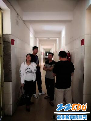 郑州实验高中支教教师侯志昕、孙玥婷、郑向前、郭浩然参加早查寝_副本