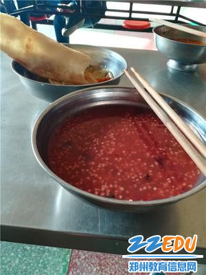 早餐虽然简单，但大家都吃的津津有味_副本