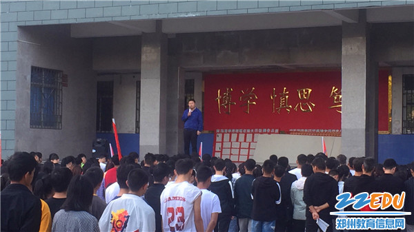 卢氏实验高中德育处主任房双波进行早操讲话