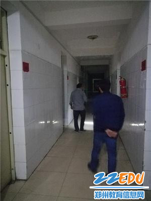 支教教师侯志昕跟随寝管老师晚查寝_副本