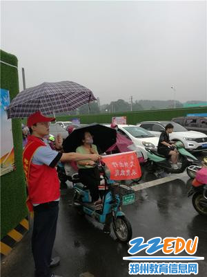 风雨无阻，指挥交通