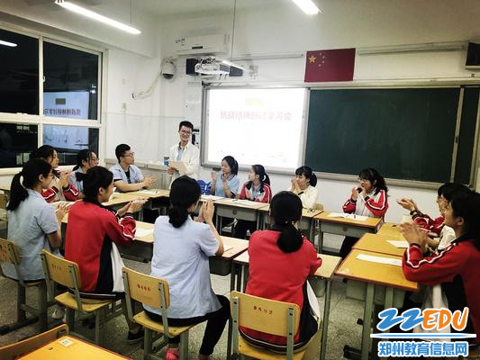 4高三英才三班李雪枫同学在发表自己的观点