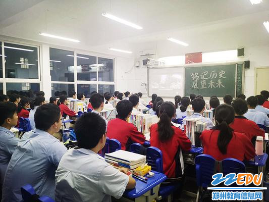 1学生观看明心社制作的纪念抗战胜利74周年专题视频