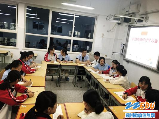 3论坛过程中大家积极进行讨论