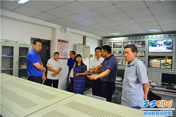 检查组查看门卫安保监控系统_副本