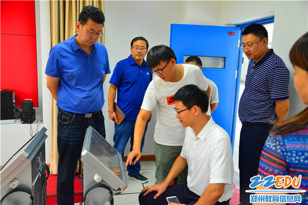 检查组体验3D烟感逃生系统_副本