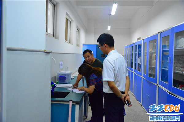 详细检查化学实验室并询问化学药品存放情况_副本