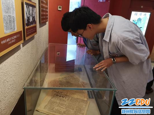 1实高学子在认真观看纪念馆展览的物件