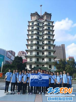 4实高学子在二七纪念馆门前合影