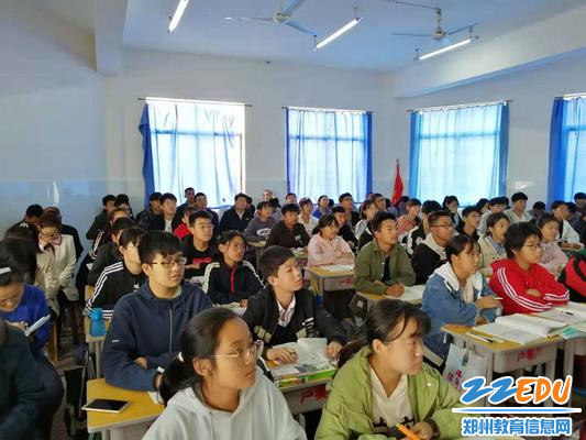 2卢氏实高学子在高效、专注、认真听课