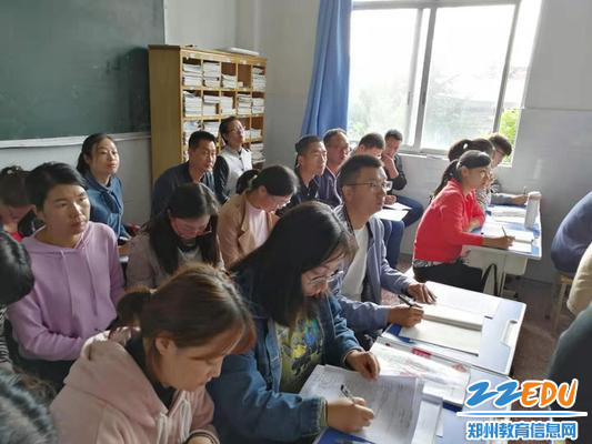 3观课老师在认真观课
