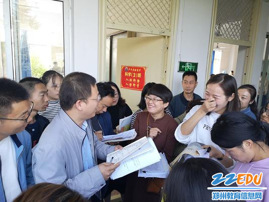 5未等走到评课教室就迫不及待进行评课