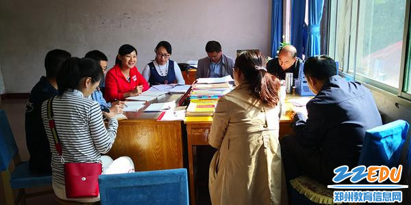 6政治学科在进行评价交流