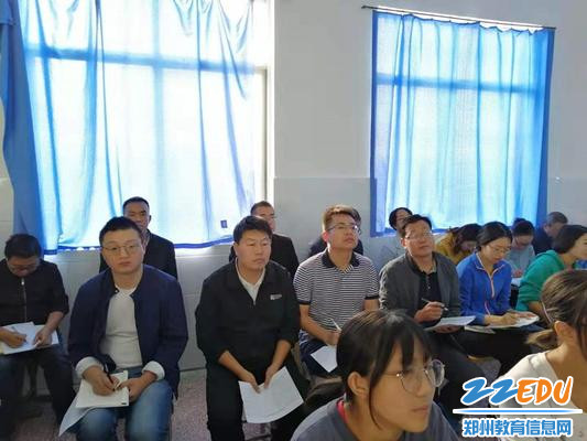 4观课老师在认真观课