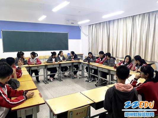 2社团成员积极交流心得体会