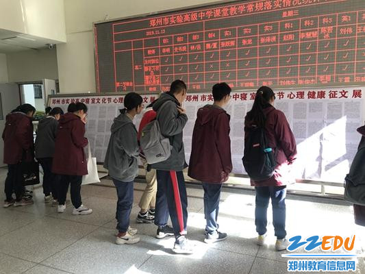 学生们积极关注作品展