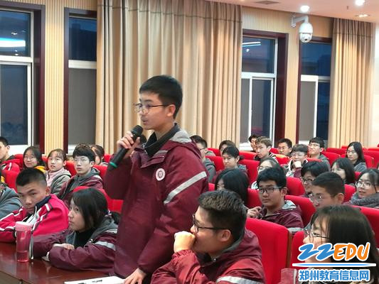 学生积极回答问题_副本