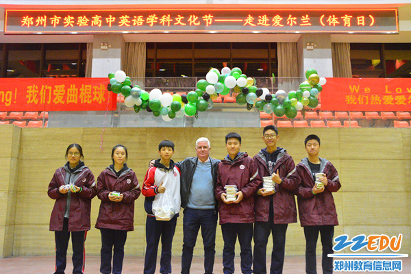 1g.外教为获奖班级颁发纪念品