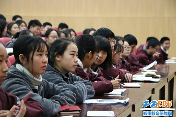 04 学生代表认真听会