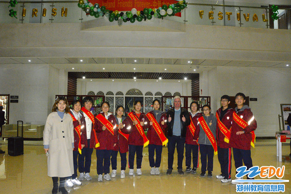 2f.走进爱尔兰--文化日外教和学生志愿者的合影