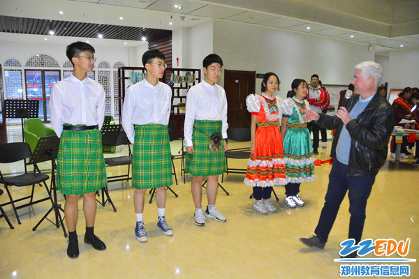 2a.走进爱尔兰--文化日 开场民族服装秀（外教讲解）