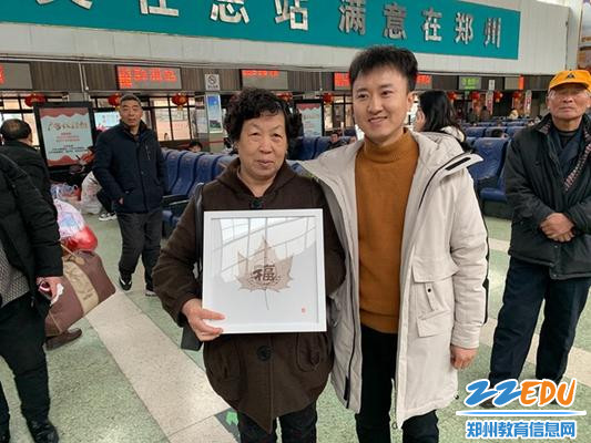 叶雕指导老师陈朝勇和乘客合影