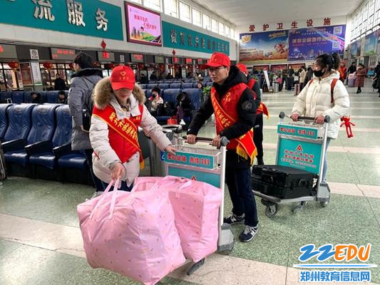 帮乘客搬运物品