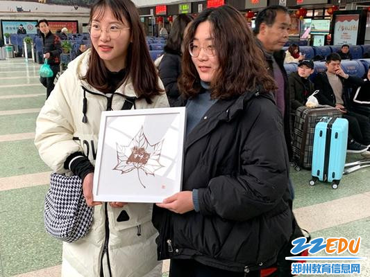 女大学生喜获叶雕礼物《猫》