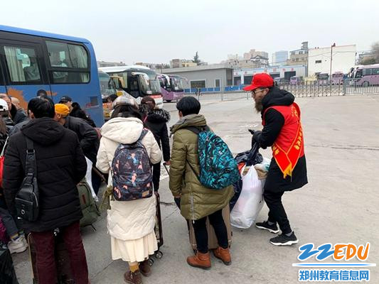 帮助乘客将行李搬上车