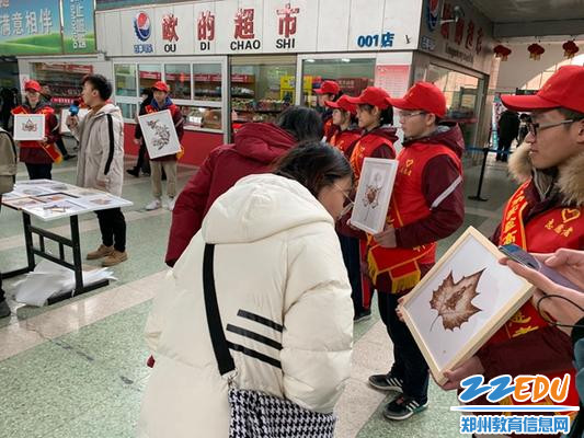 叶雕作品吸引了乘客的目光