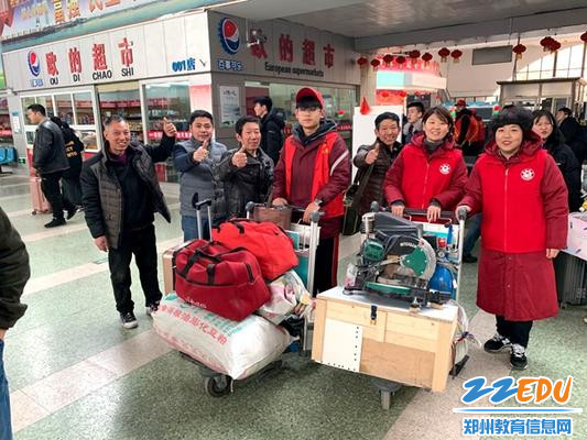 乘客们为热心的志愿者点赞