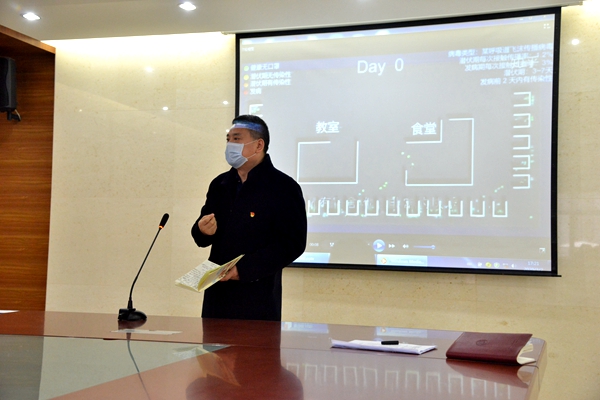 2.校长孙海峰在做疫情防控培训