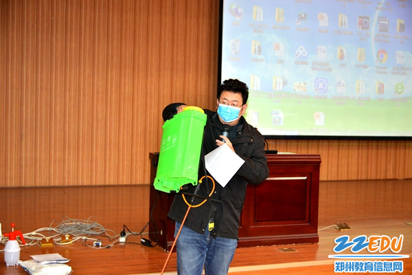 后勤保障组组长陈渊介绍防控物质使用方法