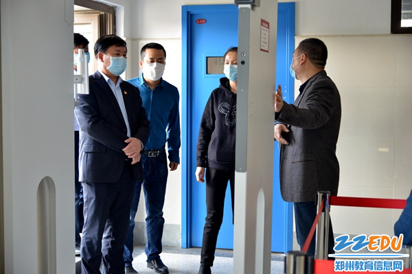 体验进入教学区“过红外检测门”