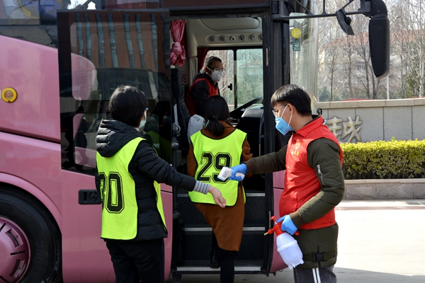 13模拟学生周末返家乘坐专用校车