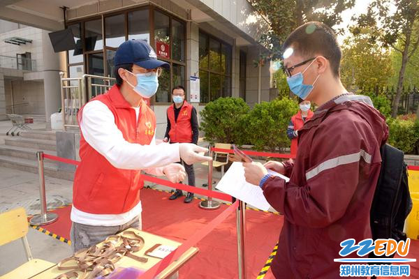 3学生入校过五关&mdash;&mdash;材料收取及闭环挂牌发放_副本