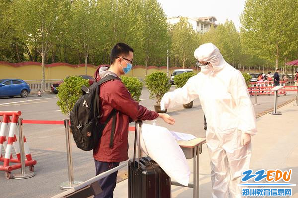 1学生入校五关&mdash;&mdash;测体温_副本