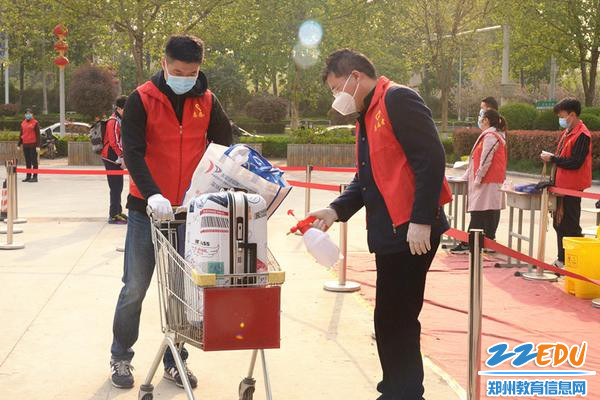 5学生入校过五关&mdash;&mdash;行李消毒_副本