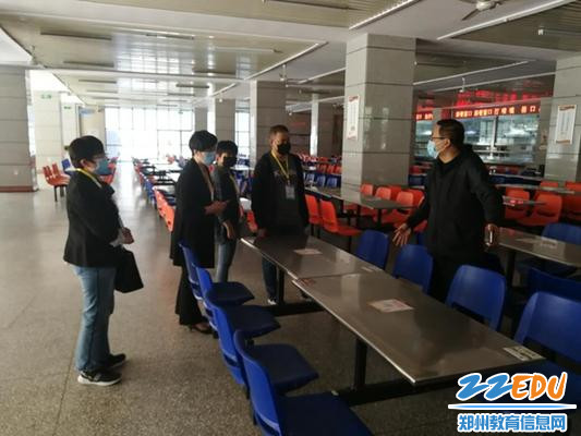 02 张华钧主任向家长介绍学生错峰就餐措施_副本